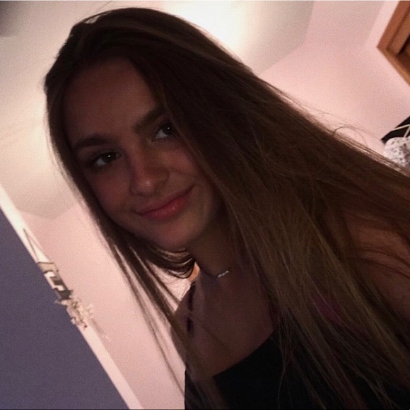 Meet your Posher, Elle - Picture 1 of 1